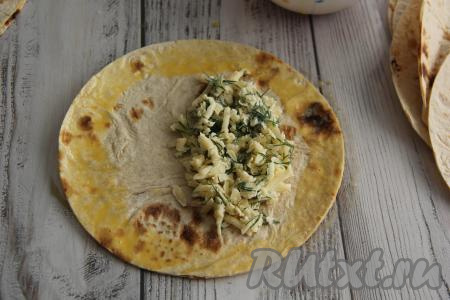 Свободный край лаваша смазать по кругу взбитым яйцом.