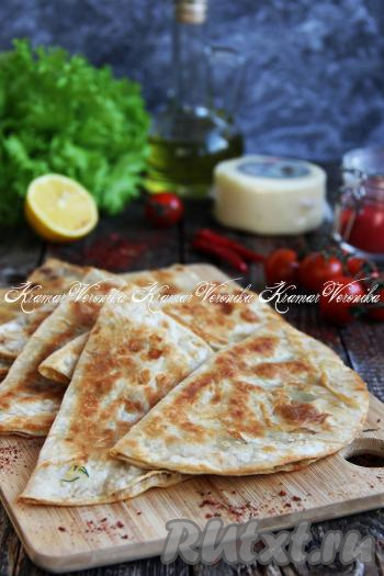 Очень вкусные, сытные, аппетитные чебуреки из лаваша с сыром и зеленью подать к столу в горячем виде, прямо со сковороды.