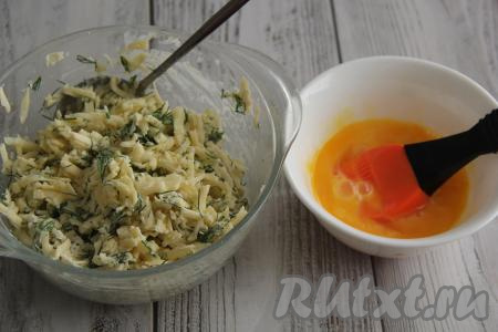 Перемешать сыр со сметаной и укропом, отставить начинку для чебуреков пока в сторону. В отдельной посуде взбить сырое яйцо вилкой.