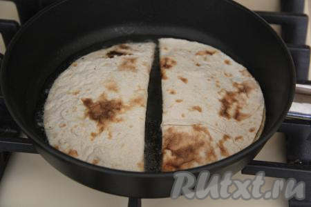 Сложить лаваш пополам и хорошо прижать края, получится чебурек в форме полумесяца. В сковороду влить масло и разогреть. Выложить по два чебурека в сковороду.