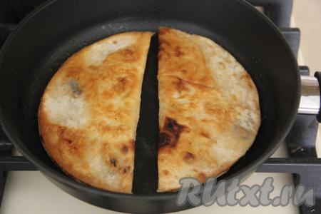 Жарить чебуреки на среднем огне с двух сторон (до подрумянивания). Я с каждой стороны жарила минуты по 2.&nbsp;