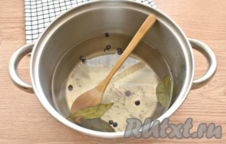 Доводим рассол до кипения, провариваем пару минут и, убрав с огня, полностью остужаем.