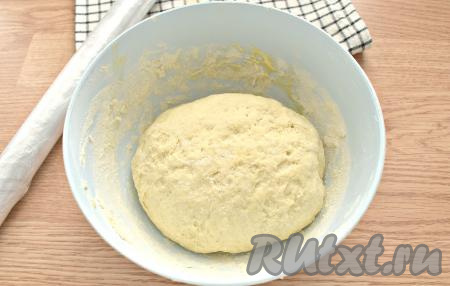 Тесто должно получиться мягким, однородной консистенции, не прилипающим к ладоням. Перекладываем его в миску, затягиваем пищевой плёнкой (или накрываем полотенцем) и убираем в тёплое место часа на 2-3.