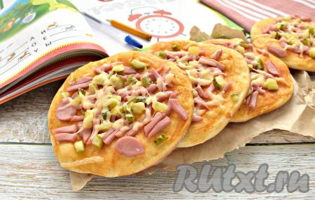 Пицца получилась очень вкусной, сытной. Можно её сразу предложить на стол. А когда пицца остынет, просто разогрейте её в микроволновке. Если у вас в школе была хорошая выпечка, попробовав, вы точно скажете, что именно такой пиццей вы наслаждались в школьной столовой.