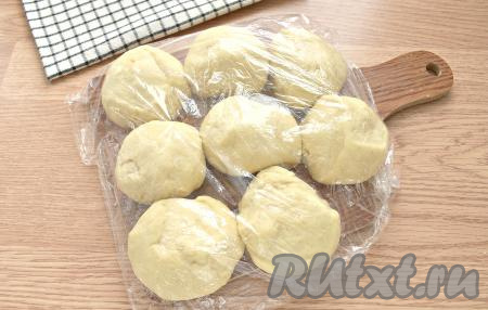 Тесто обминаем, делим на равные колобки. У меня получилось 8 штук (одна заготовка, примерно, 88 грамм). Накрываем их плёнкой и даём постоять так минут 15. За это время подготовим начинку для пицц.