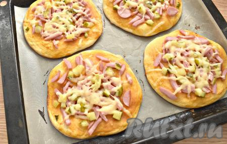 Отправляем запекаться в духовку, разогретую до 200 градусов, на 20 минут. Я готовила в два захода. У меня получилось 8 школьных пицц.