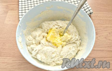 В тесто добавляем сливочное масло комнатной температуры и продолжаем вымешивать дальше минут 5. Муки может понадобиться чуть больше или меньше.