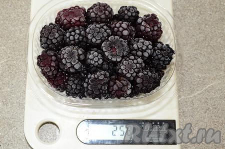 Ежевику я перед замораживанием промываю, обсушиваю, а затем уже отправляю в морозилку. На замороженных ягодках у меня практически нет льда, поэтому перед варкой компота я их не промываю и конечно не размораживаю.