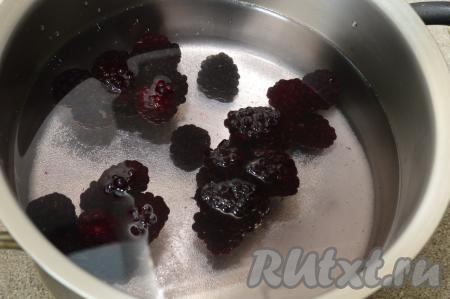 Вливаем воду (лучше использовать фильтрованную воду), ставим на сильный огонь. 