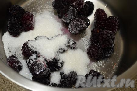В кастрюлю выкладываем замороженную ежевику, сразу всыпаем сахар.