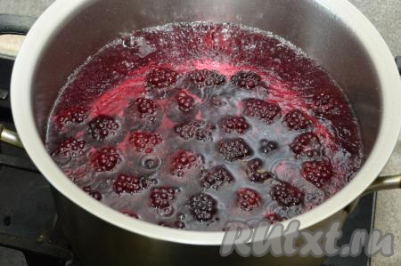 После закипания воды, уменьшив огонь, даём компоту из ежевики провариться минут 10, прикрыв кастрюлю крышкой. Этого времени будет вполне достаточно, чтобы ягоды отдали весь свой вкус и аромат. В конце варки обязательно попробуйте компот на вкус. Сорта ежевики бывают разными, возможно, понадобится добавить чуть больше сахара. Мне 3 столовых ложек оказалось достаточно, компот получился в меру сладким.