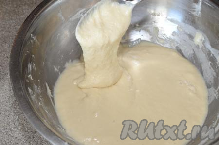 Тесто для оладий получится достаточно плотным, стекающим с ложки широкой лентой.