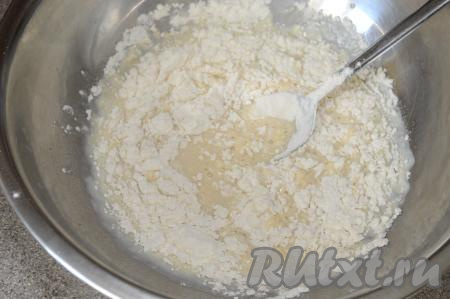 Постепенно добавляя муку, замешивать тесто ложкой.