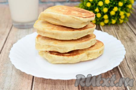Пышные, аппетитные, вкусные оладьи, замешанные на молоке без добавления яиц и дрожжей, подавать к столу в горячем виде, дополнив мёдом, вареньем или джемом. Из указанного количества ингредиентов обычно получается 8-9 штук.