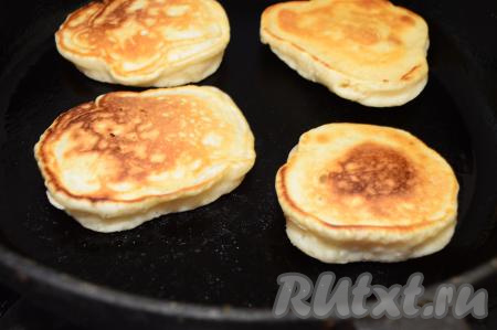 Жарить оладушки на среднем огне с двух сторон до румяности.