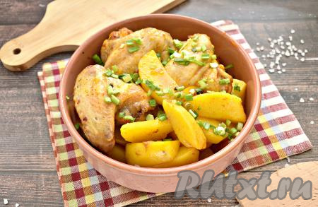 Куриные крылышки с картошкой в рукаве в духовке