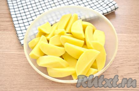 Очищаем картошку. Нарезаем клубни на одинаковые по размеру кусочки.