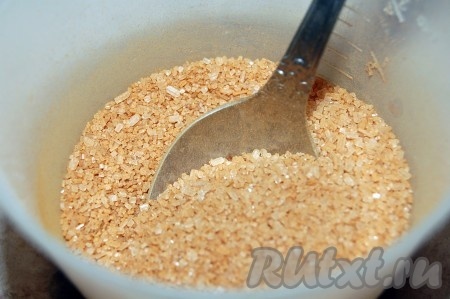 Соединить корицу с сахаром.