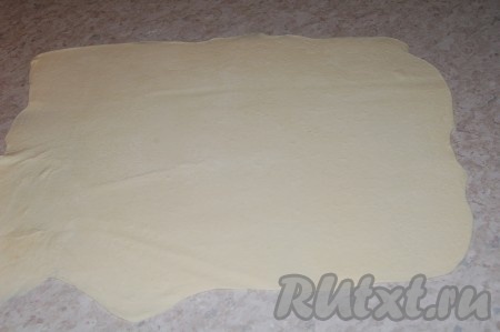 Слоеное тесто раскатать в тонкий пласт.