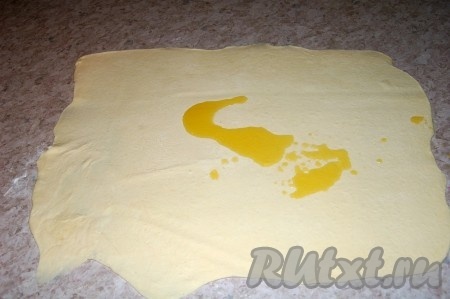 Смазать оливковым маслом.