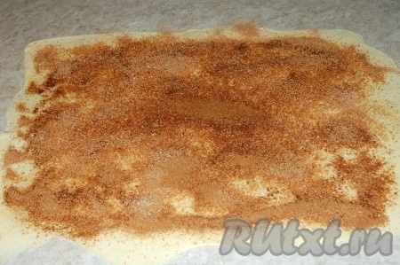 Равномерно покрыть корицей с сахаром весь пласт теста.