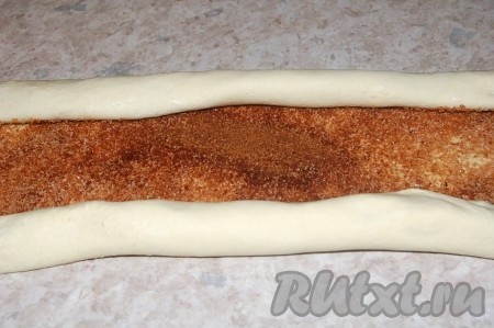 Теперь аккуратно свернуть рулетики с обеих сторон, навстречу друг другу, как на фото.
