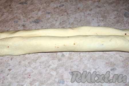 Теперь аккуратно свернуть рулетики с обеих сторон, навстречу друг другу, как на фото.