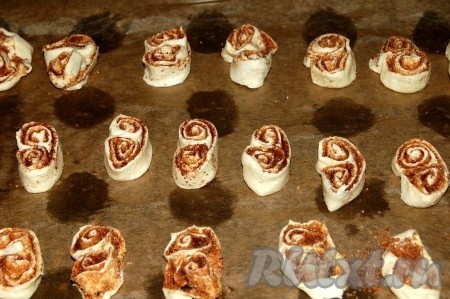 Свёрнутое слоеное теста разрезать на кусочки, толщиной не более 1 см. Разложить берлинское печенье на противне, застеленном бумагой выпечки.
