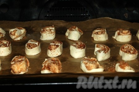 Отправить в заранее нагретую до 200 градусов духовку на 15-20 минут.
