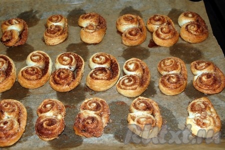 Вынуть готовое печенье.
