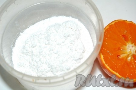 Пока берлинское печенье остывает, приготовить глазурь для его покрытия. Для этого нужно взять сахарную пудру и в нее добавлять  постепенно сок любого цитрусового (в данном случае использовался мандариновый сок).
