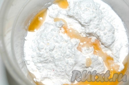 Пока берлинское печенье остывает, приготовить глазурь для его покрытия. Для этого нужно взять сахарную пудру и в нее добавлять  постепенно сок любого цитрусового (в данном случае использовался мандариновый сок).