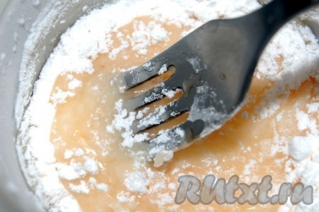 Аккуратно взбивать вилкой или венчиком.