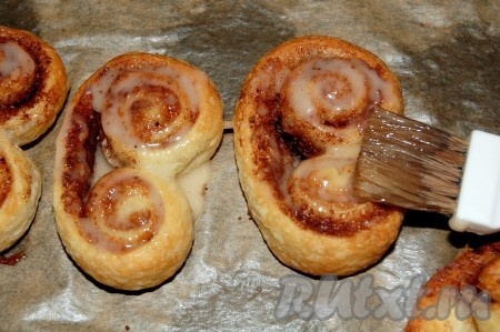 Полученной глазурью смазать берлинское печенье.