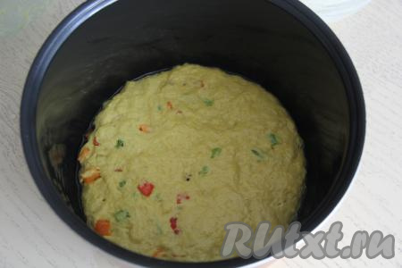 Чашу мультиварки смазать сливочным (или растительным) маслом и выложить тесто в чашу. Поместить чашу в мультиварку, закрыть крышку и оставить на 2 часа.