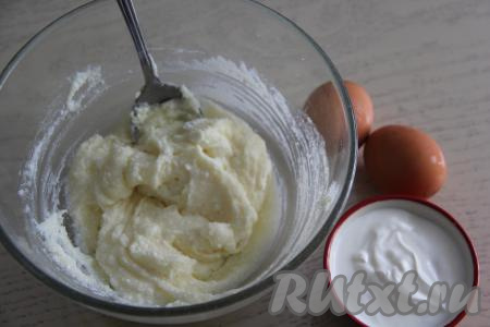 Перетереть творог с сахаром с помощью столовой ложки, затем влить растопленное масло и хорошо перемешать.