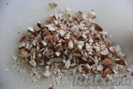 В начинку можно ещё добавить орехи, но это по желанию. Орехи порубить ножом достаточно крупно. Я использовала миндаль, можно взять грецкие орехи или арахис.