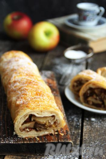 Выпекать штрудели из теста фило минут 25-30 при температуре 180 градусов. Достать готовую выпечку из духовки, слегка остудить, а затем нарезать на кусочки и подать к столу.