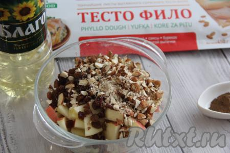 Соединить яблоки, изюм и орехи.