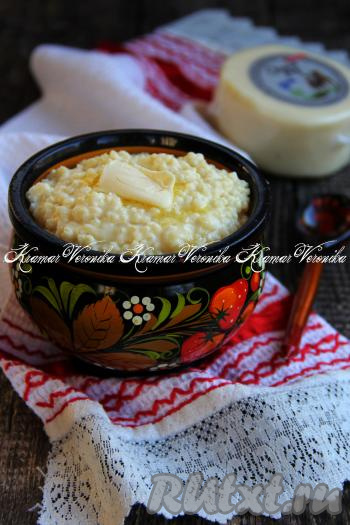 Очень вкусную, нежную пшённую кашу, сваренную на молоке и воде, разложить из кастрюли по тарелкам и в горячем виде подать к столу.&nbsp;