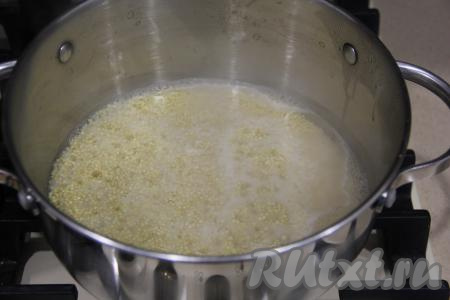 Залить пшено 350 миллилитрами воды и поставить кастрюлю на достаточно сильный огонь. После закипания воды, уменьшив огонь, варить пшено до полного испарения жидкости, иногда помешивая (примерно 7-10 минут).&nbsp;