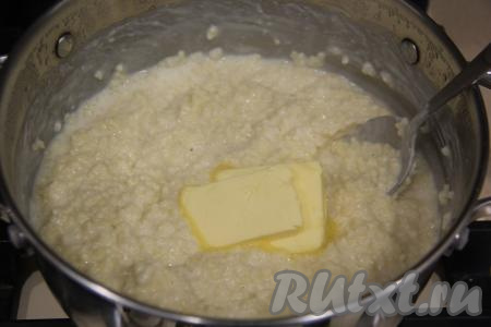 Каша получится негустая, снять её с огня,&nbsp;добавить сливочное масло и очень хорошо перемешать.&nbsp;