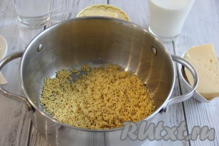 Пшено выложить в сито, хорошо промыть под проточной водой. После того как лишняя вода стечёт, переложить пшено в кастрюлю.