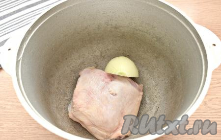 Промываем кусочки курицы (я взяла куриное бедро) и выкладываем в кастрюлю, добавляем половину очищенной луковицы, вливаем 1,2-1,5 литра воды и ставим на сильный огонь. После закипания воды, убрав с поверхности пену, варим курицу 30 минут. По истечении времени достаём мясо с луком из кастрюли. Варёный лук нам больше не потребуется. Куриный бульон по вкусу солим, даём ему закипеть.