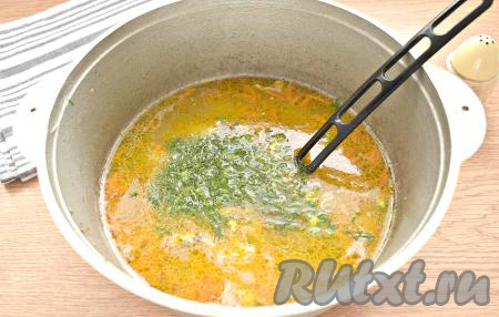 В конце приготовления добавляем измельчённую свежую зелень и сдабриваем суп чёрным молотым перчиком. Можно добавить своих любимых специй для первых блюд. После закипания убираем с огня.