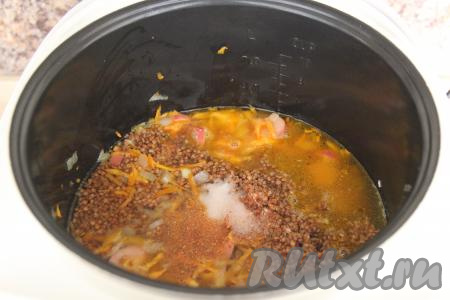 Влить в чашу 400 миллилитров воду комнатной температуры, добавить соль и специи, перемешать, закрыть крышку мультиварки и выставить на 35 минут режим "Плов".