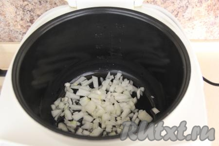 Влить растительное масло в чашу мультиварки. Выставить режим "Жарка". Лук мелко нарезать и добавить в чашу мультиварки.