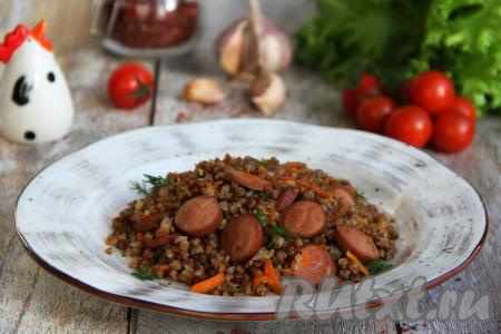 Переложить рассыпчатую гречку с сочными сосисками из чаши мультиварки на тарелку и подать к столу, дополнив соусами или свежими овощами.