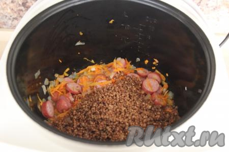 Гречку промыть, убирая испорченные зёрна, дать стечь с крупы лишней жидкости. Подготовленную гречневую крупу добавить в чашу мультиварки.