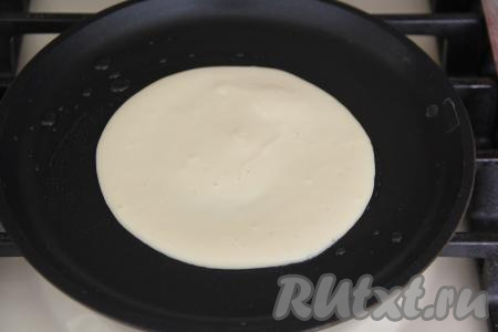 Панкейки обычно жарятся на сухой сковороде без добавления масла, поэтому блинная сковородка должна быть хорошего качества (если же не уверены в качестве сковороды, тогда смажьте её немного растительным маслом). Сковороду хорошо разогреть, затем убавить огонь до минимума. Выложить 2 столовые ложки теста, формируя круглый панкейк.